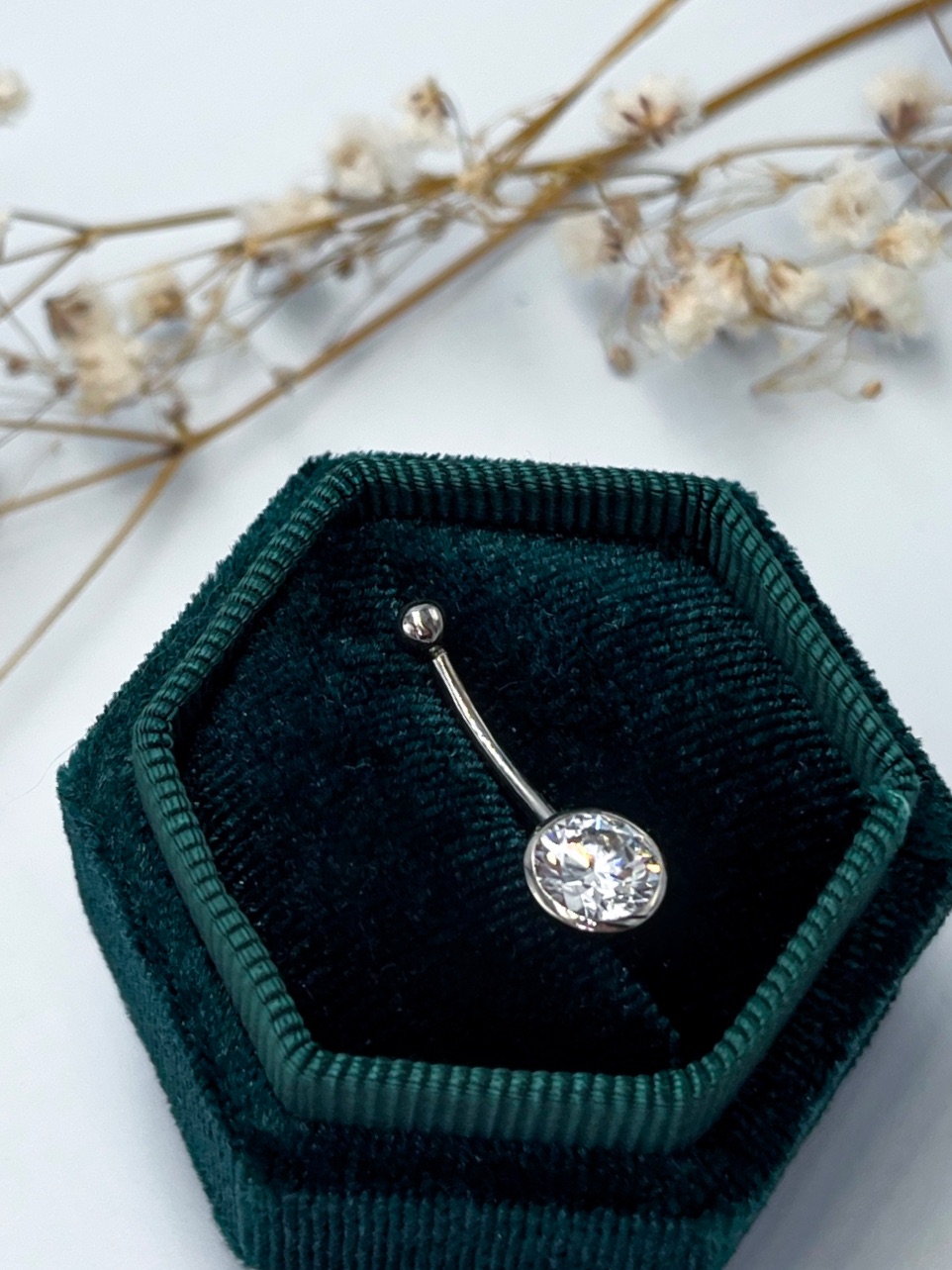 Bauchnabelpiercing mit Brillant