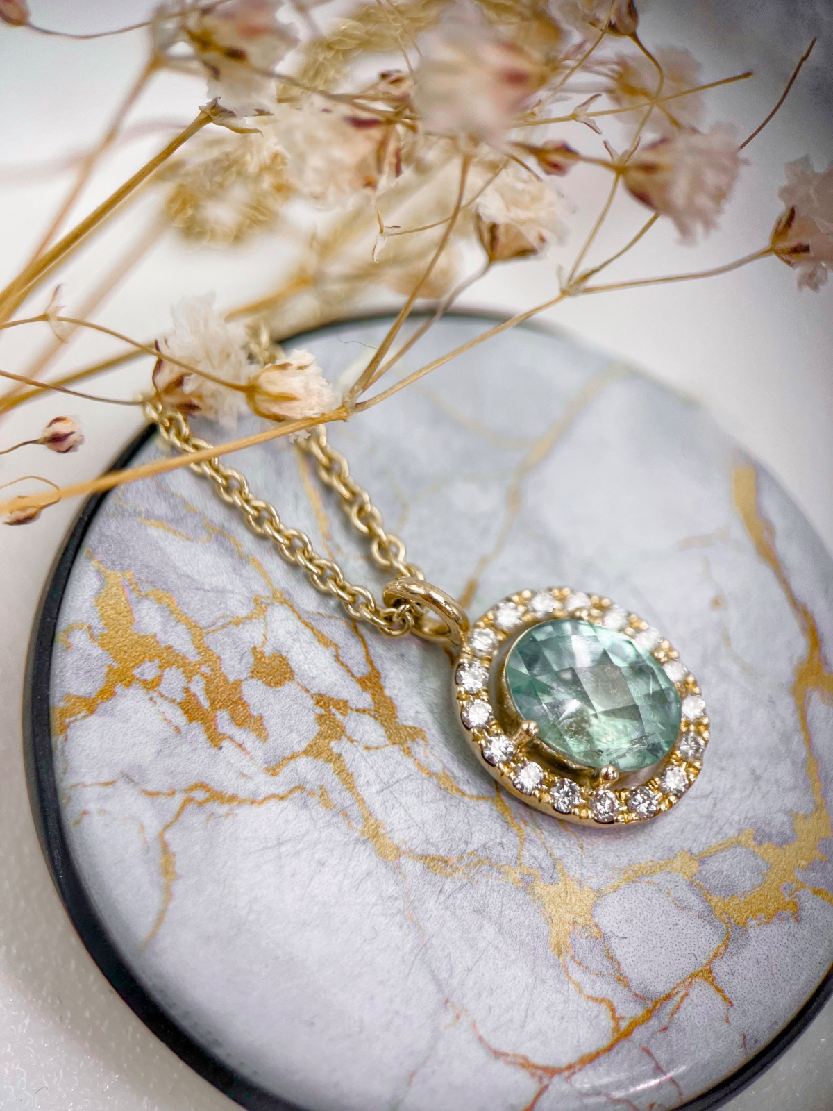 Beryll Anhänger mit Brillantrand