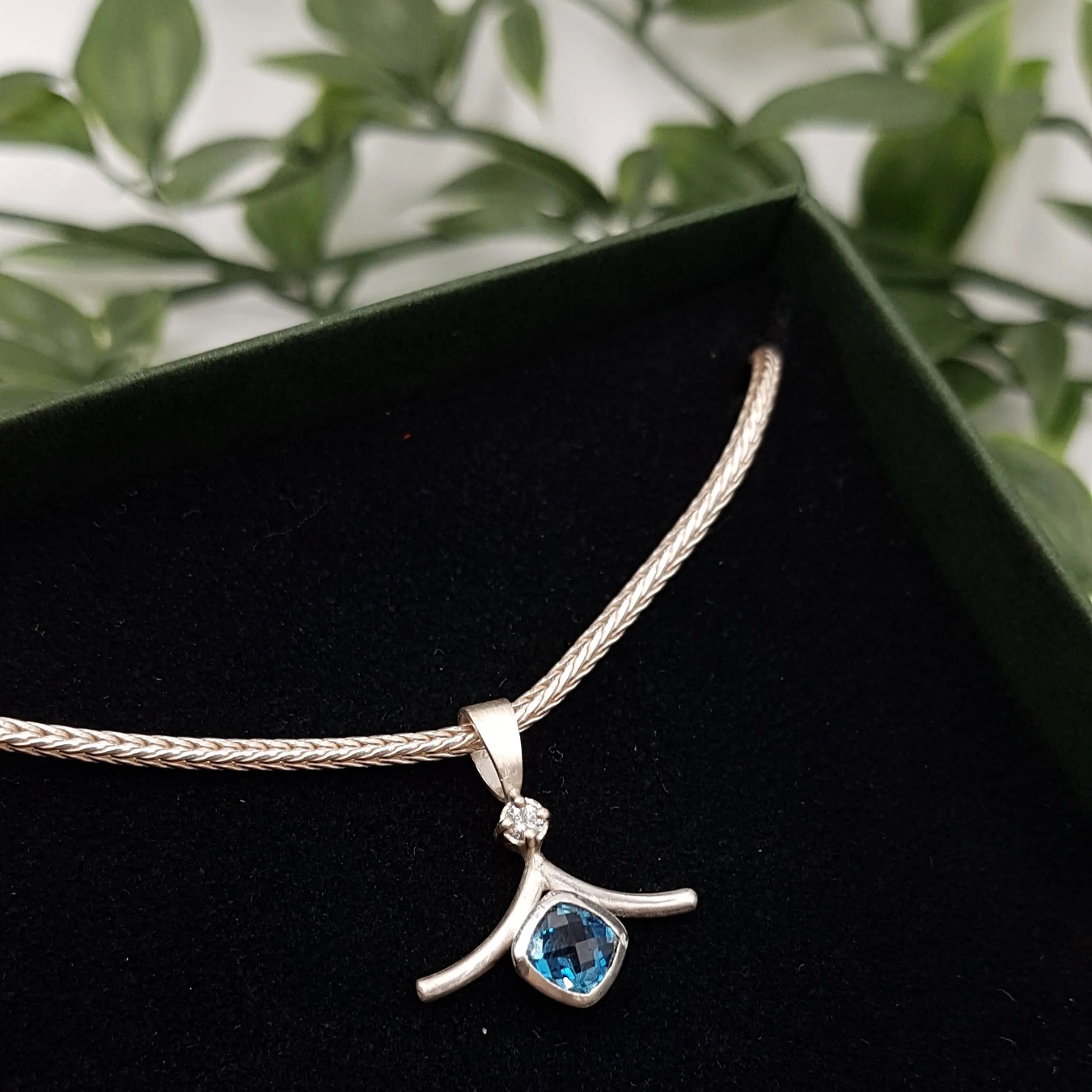 London blue Topas mit Brillant Fuchsschwanzkette