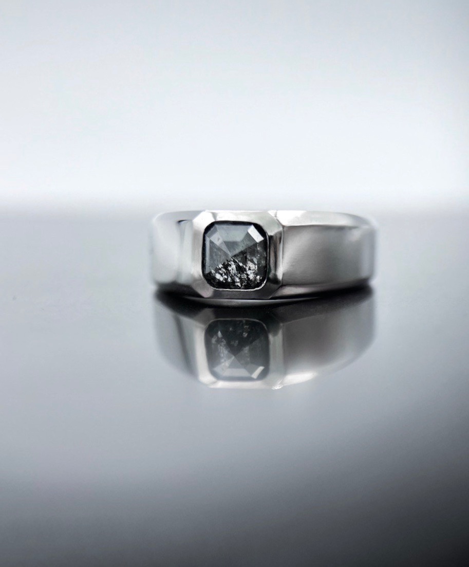 Platinring mit salt und pepper Diamant